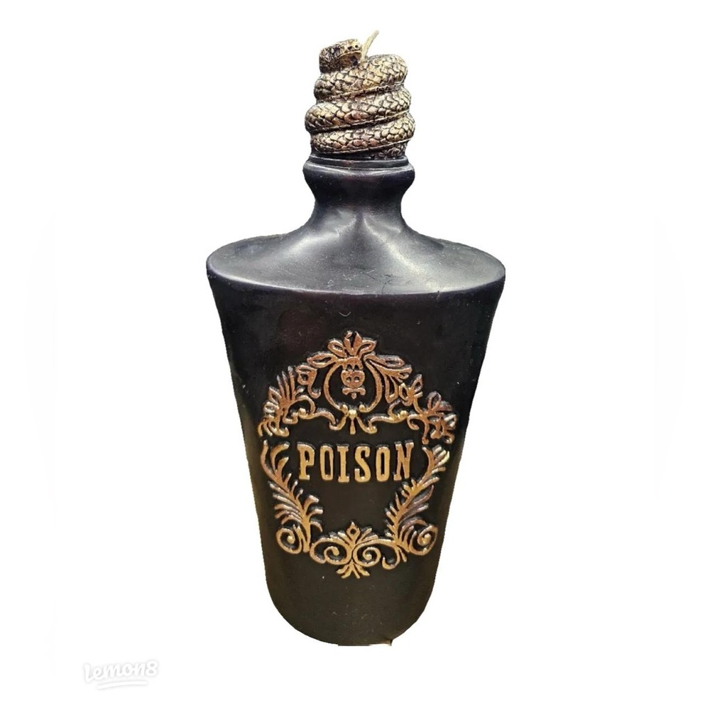 Halloween poison candle (NWT)